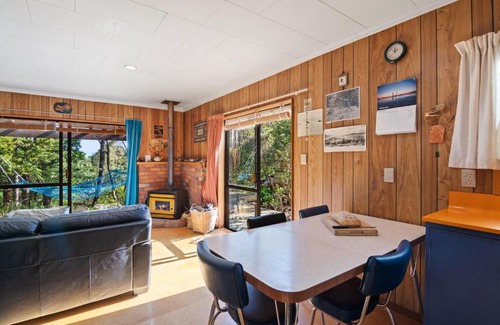 Tata Beach House | Whare Parauri - Tata Beach Holiday Home