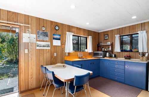 Tata Beach House | Whare Parauri - Tata Beach Holiday Home