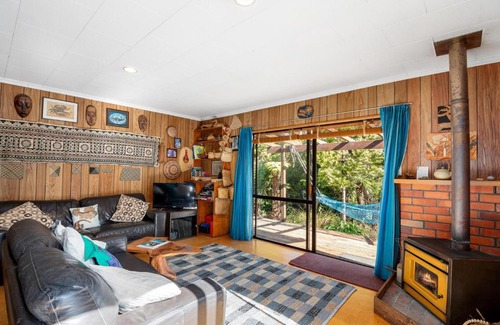 Tata Beach House | Whare Parauri - Tata Beach Holiday Home