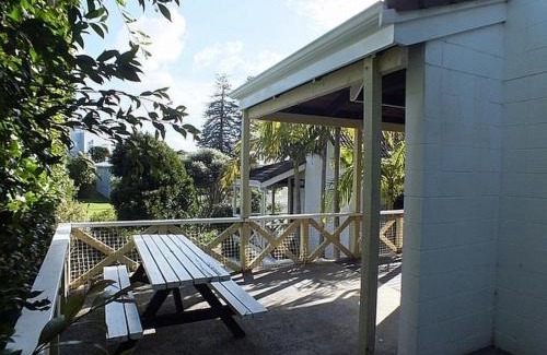 Russell House | Wharepekapeka - Russell Holiday Home