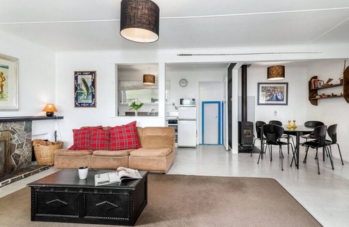 Wharewaka Cottage | Wharewaka Bach - Lake Taupo Holiday Home