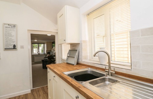 Lechlade Cottage | WHARF COTTAGE, pet friendly, with a garden in Lechlade-On-Thames