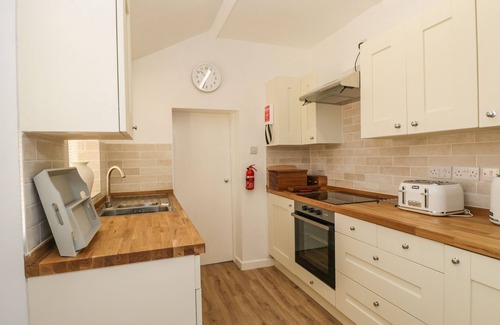 Lechlade Cottage | WHARF COTTAGE, pet friendly, with a garden in Lechlade-On-Thames