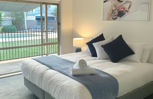 Echuca House | Wharparilla House - Echuca - Large family home with pool