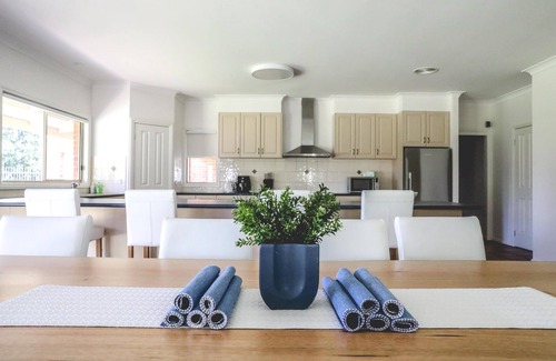 Echuca House | Wharparilla House - Echuca - Large family home with pool