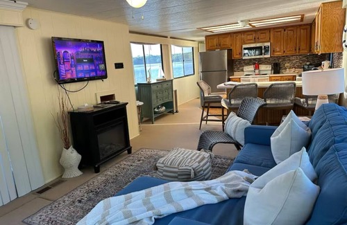 Talladega Boat Rental | “Whatever Floats Your “House” Boat” AC,Heat WiFi