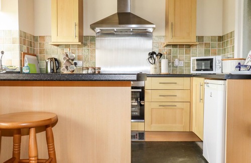 Newquay Cottage | WHEAL KITTY, pet friendly, with a garden in St Newlyn East
