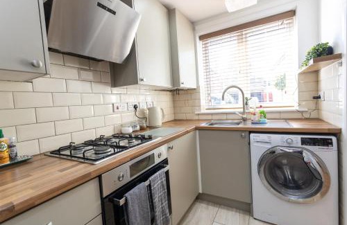 Swindon House | Wheatcroft Sleeps 7 Long Stays Parking and Wi-Fi