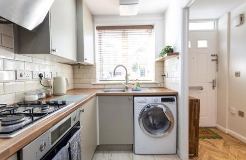 Swindon House | Wheatcroft Sleeps 7 Long Stays Parking and Wi-Fi