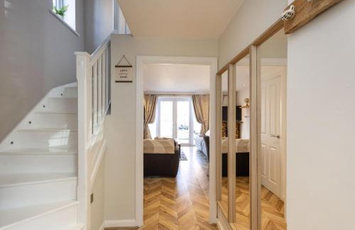 Swindon House | Wheatcroft Sleeps 7 Long Stays Parking and Wi-Fi