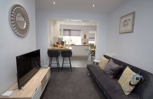 Doncaster House | Wheateley Casa, king beds, parking, workspace, wi-fi, corporates, petsn