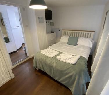 Newport Bed & Breakfast | Wheatsheaf Hotel