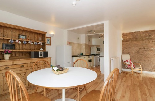 Leominster Cottage | WHEELBARROW COTTAGE, pet friendly, with a garden in Leominster