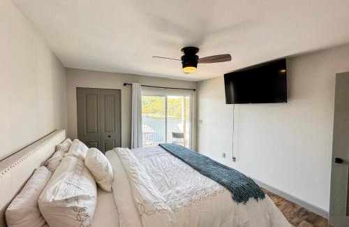 Lake Ozark House | Wheelhouse Wonderland Lakefront Luxury Condo