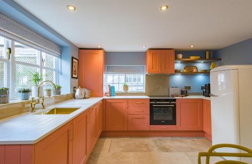 Staplecross House | Wheelwrights Cottage by Bloom Stays