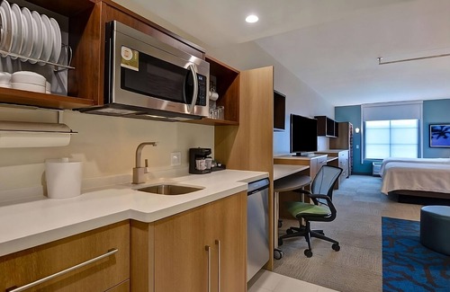 Florida Central Atlantic Coast Hotel | Where Comfort Meets Luxury! Swimming Pool, Kitchenette, Pets Allowed!
