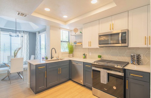 Paradise Valley Village Condo | Where Work Meets Vacation Pool Desk Laundry