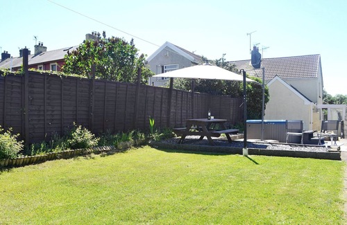 Kenfig Hill Cottage | Whether you want a taste of city life or a day at the beach, Ty Bryn is well placed for either.