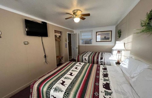 Bonesteel Hotel | Whetstone Bay Lodge Room 2 - Sleeps 4