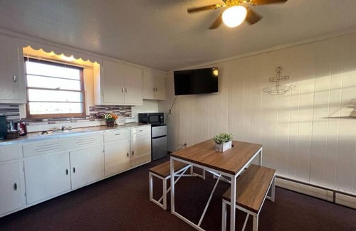 Bonesteel Hotel | Whetstone Bay Lodge Room 9 - Sleeps 5