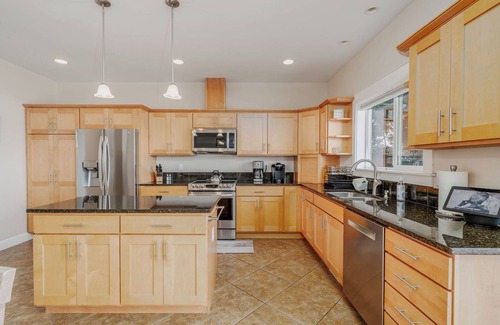 Coupeville House | Whidbey Island No-Bank Waterfront Beach House