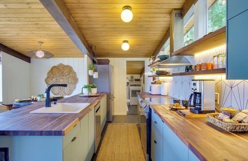 Lagoon Point House | Whidbey Island Oasis: Walk to Beach, Hot Tub, View