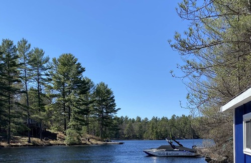 Georgian Bay Cottage | Whimsical lakefront cottage on Go Home Lake (BOAT ACCESS)