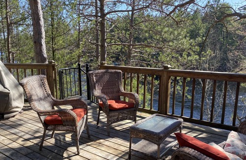 Georgian Bay Cottage | Whimsical lakefront cottage on Go Home Lake (BOAT ACCESS)