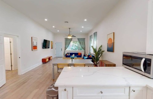 Mid-City House | Whimsical 5BD | Sleeps 12 |Parking| Central Locale