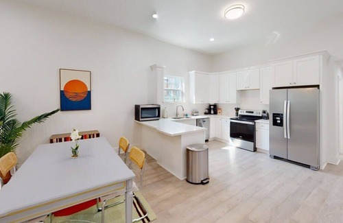 Mid-City House | Whimsical 5BD | Sleeps 12 |Parking| Central Locale