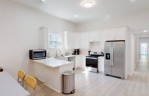 Mid-City House | Whimsical 5BD | Sleeps 12 |Parking| Central Locale