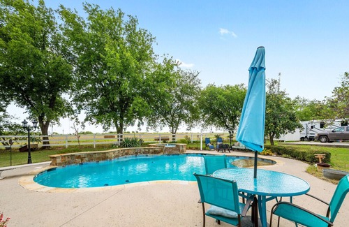 Alvarado Cottage | Whimsical Tiny Home Cottage with hot tub, fire pit and grill!