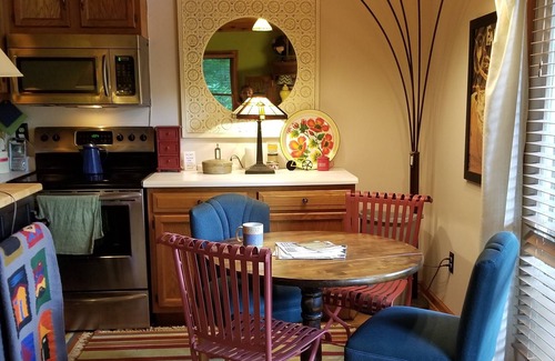 Damascus House | Whimsy on the Wood, Pet friendly, walking distance to VA Creeper and the A.T.