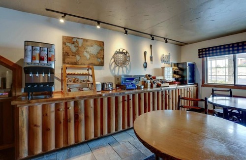 Galena House | Whirlpool, Living Room with Dry Bar, Theme Suite, Stoney Creek Galena