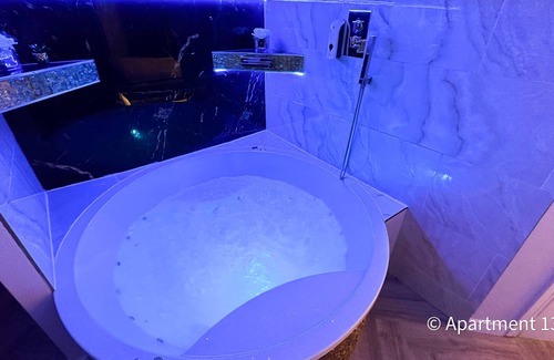 Bradford Apartment | Whirlpool Spa Bath Apartment 13