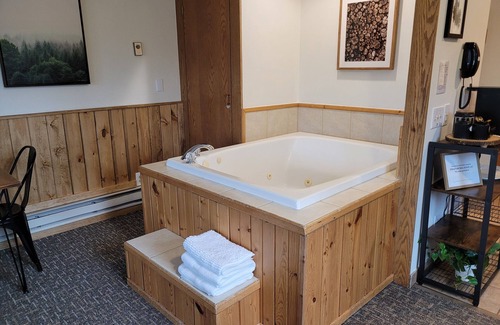 Lutsen Condo | Whirlpool Suite for 2: Lusten Mtn- Pools, Hot Tub, Hiking, & Golf