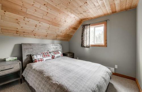 Sunshine Valley House | Whiskey Jack, 4 Bedroom Cabin with Outdoor Firepit