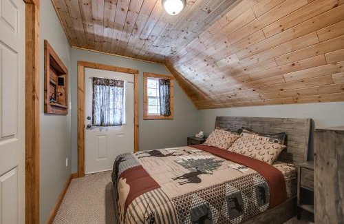 Sunshine Valley House | Whiskey Jack, 4 Bedroom Cabin with Outdoor Firepit