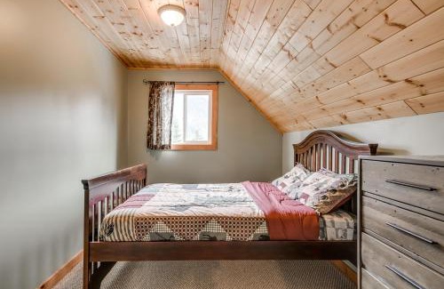 Sunshine Valley House | Whiskey Jack, 4 Bedroom Cabin with Outdoor Firepit