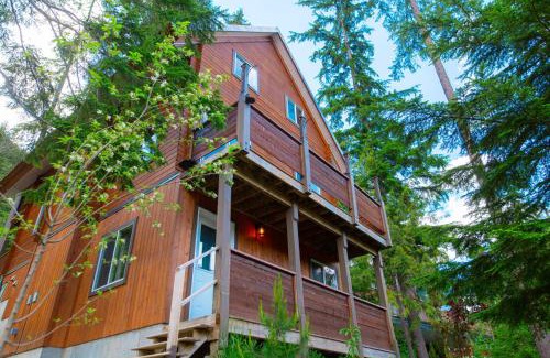 Sunshine Valley House | Whiskey Jack, 4 Bedroom Cabin with Outdoor Firepit