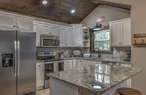 Mineral Bluff Cabin | Whiskey Pines - Professionally Decorated | Hot Tub | Disc Golf | EV Charger