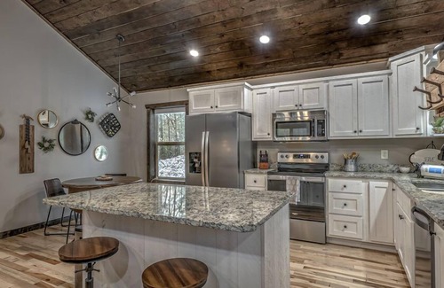 Mineral Bluff Cabin | Whiskey Pines - Professionally Decorated | Hot Tub | Disc Golf | EV Charger