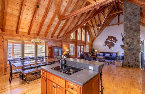 Jefferson House | Whiskey River by the New - hot tub, game room, New River access!