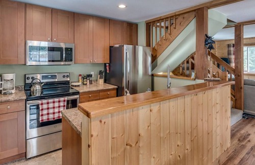 Sunshine Valley Cabin | Whisky Jack | 4 Bedroom Cabin w/Outdoor Firepit