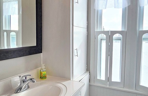 Charlotte's Shore Other | Whispering Meadows Manor is a 4 bedroom 1.5 bath country home