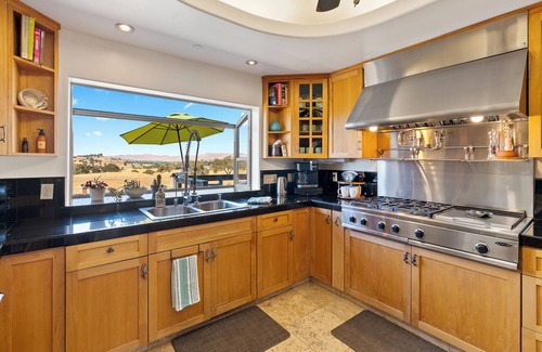 Paso Robles House | Whispering Oaks Manor-Pets Welcome, Spa, Game Room