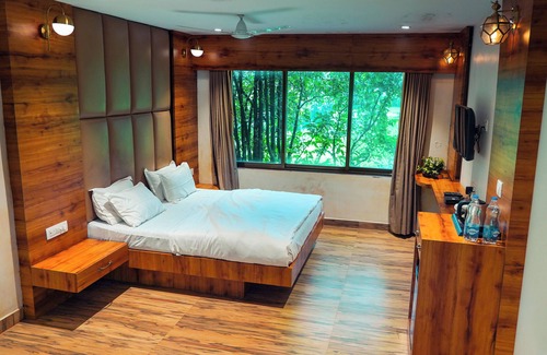 Ulhasnagar Hotel | Whispering Peepul Resort