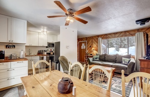 North Upper Truckee House | Whispering Pines Cabin - Family and pet friendly abode