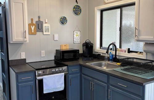 Pipestem Cabin | Whispering Pines - a Charming 2-bedroom cabin with WiFi, AC in serene Pipestem