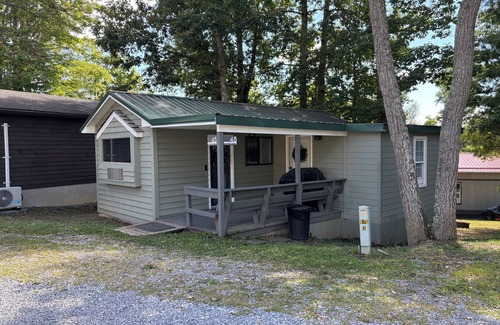 Pipestem Cabin | Whispering Pines - a Charming 2-bedroom cabin with WiFi, AC in serene Pipestem